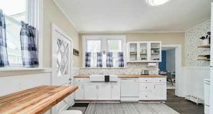 Central & Peaceful 3-bed home with a fireplace