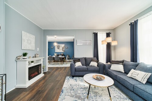 Central & Peaceful 3-bed home with a fireplace