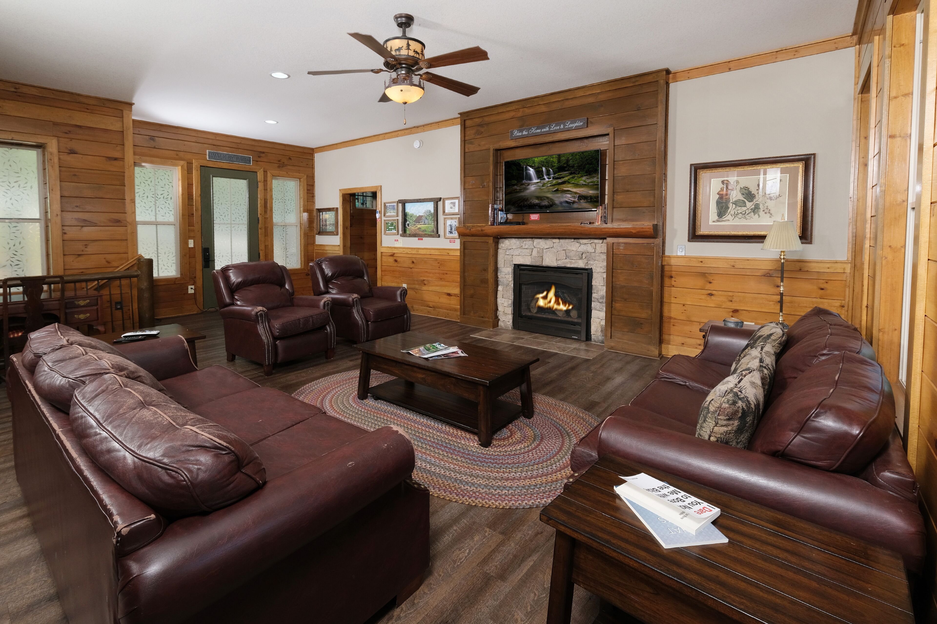 Serenity Sancuary: Mountain Views, Movie Theater, Hot Tub, Arcade and More