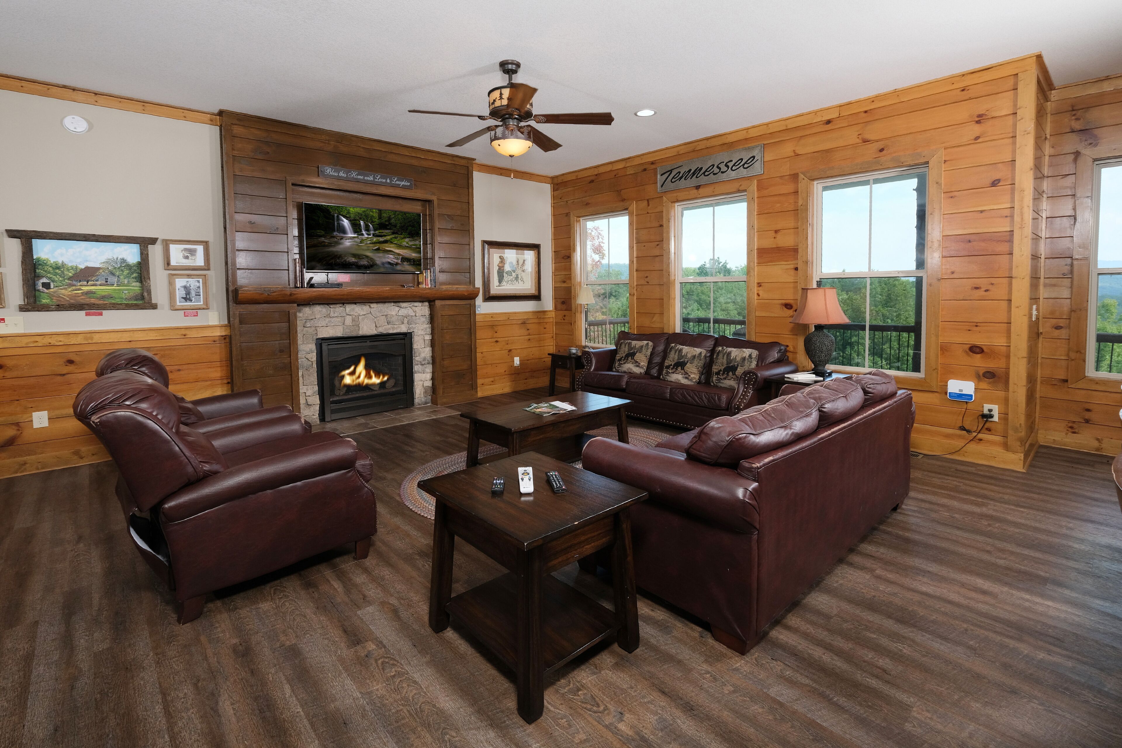 Serenity Sancuary: Mountain Views, Movie Theater, Hot Tub, Arcade and More