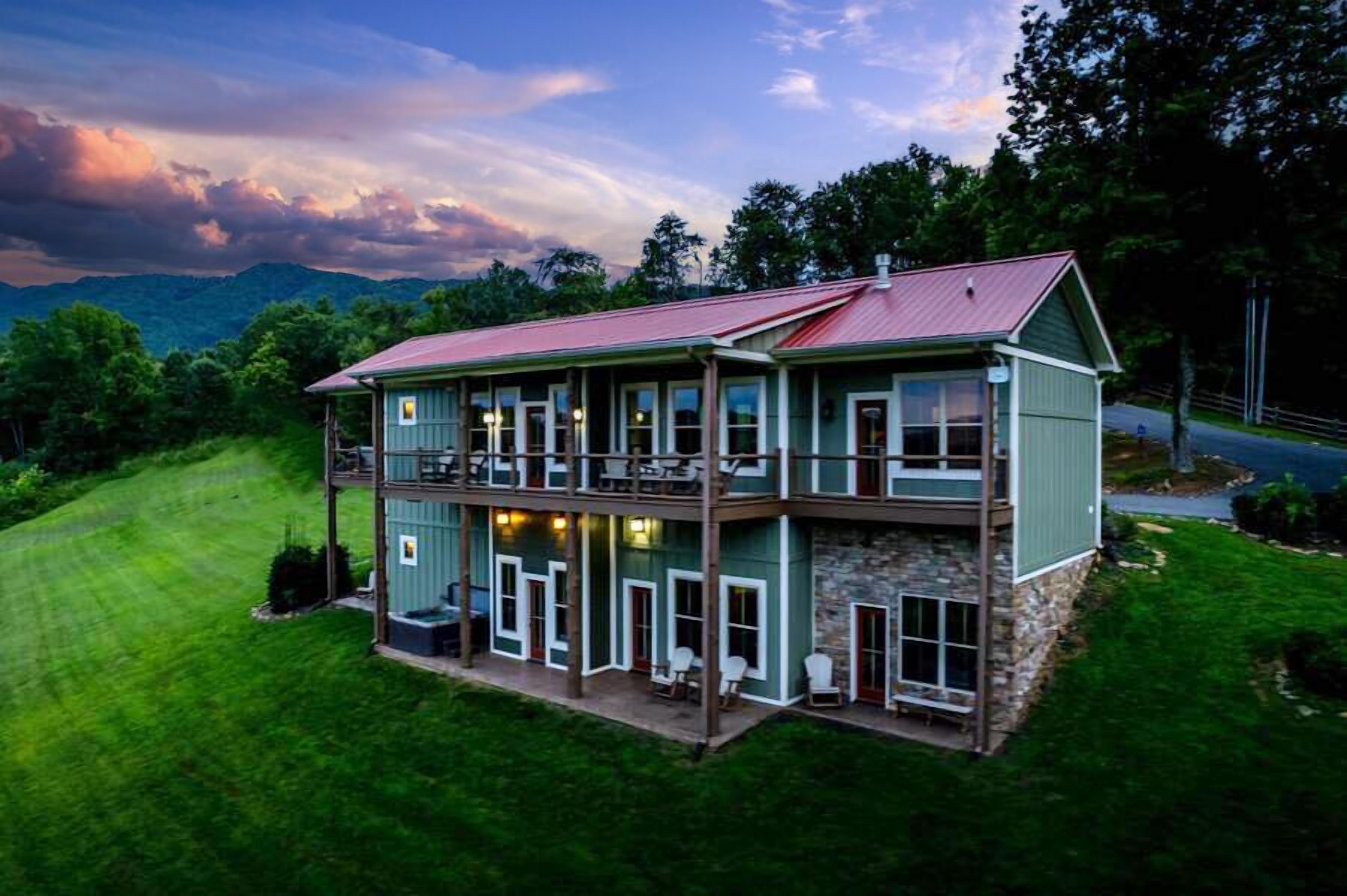 Serenity Sancuary: Mountain Views, Movie Theater, Hot Tub, Arcade and More