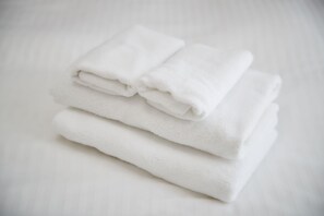 Escritorio, cortinas blackout y wifi gratis