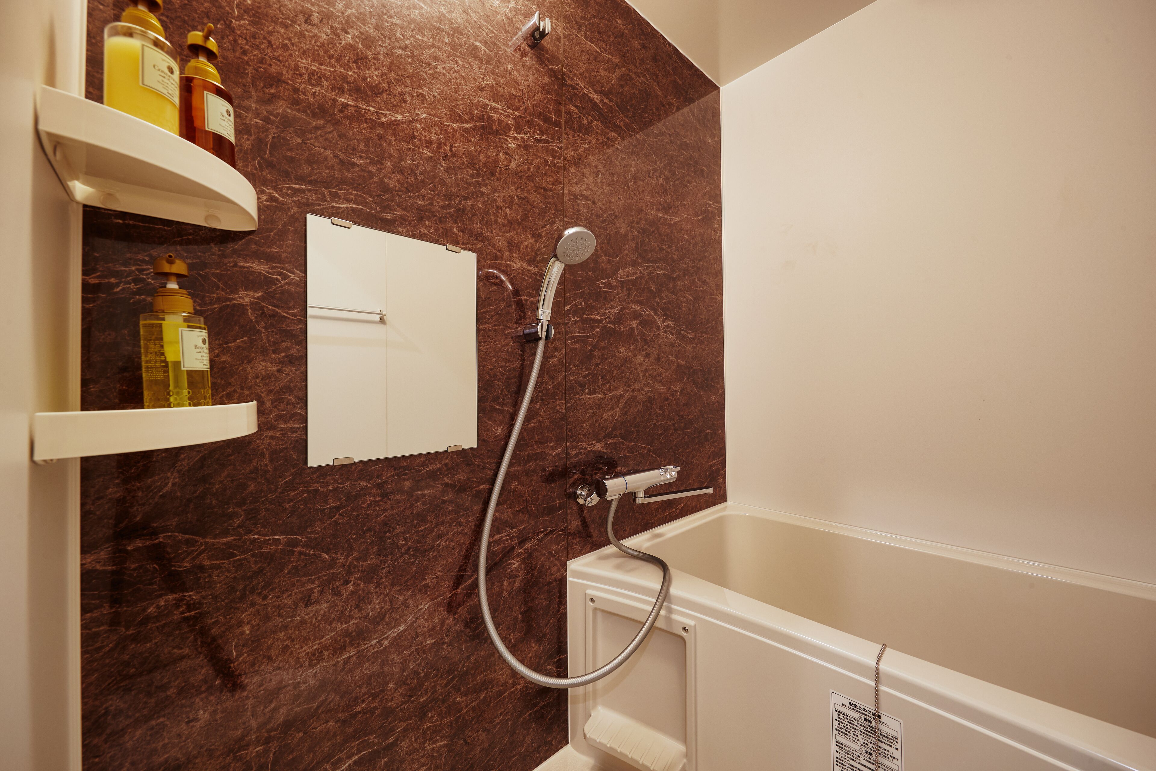 Badewanne und Dusche (separat), kostenlose Toilettenartikel