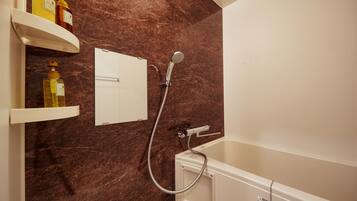 Badewanne und Dusche (separat), kostenlose Toilettenartikel