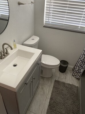 Een douche, een haardroger, handdoeken, zeep