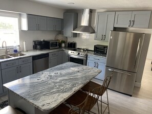 Een koelkast, een microgolfoven, een oven, een kookplaat