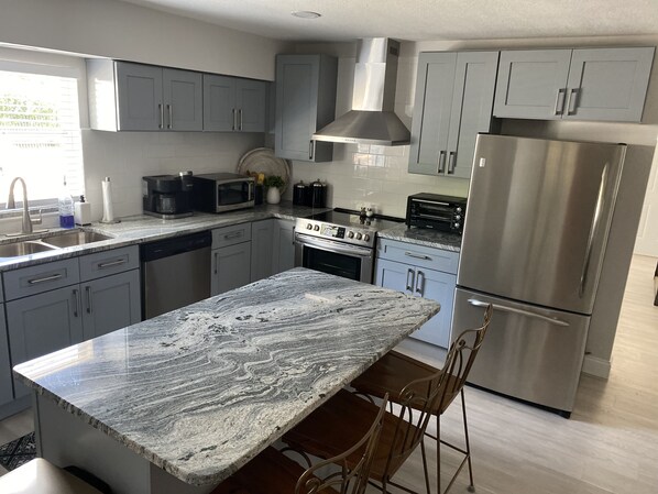 Refrigerador, microondas, horno y parrilla de estufa 