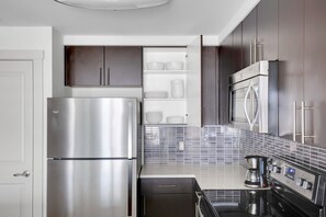 Fridge, microwave, oven, dishwasher - Bright Bellevue 1BR w/ Gym & Coffee Bar, close to dining, by Blueground (Seattle)