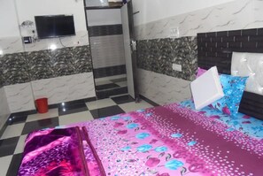 Deluxe Double Room | Free WiFi, bed sheets - Goroomgo Labh Mahal Meerut (Meerut)