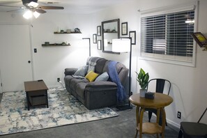 Smart TV, fireplace, Netflix, Hulu