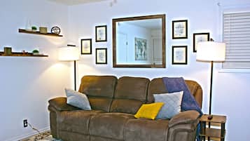 Smart TV, fireplace, Netflix, Hulu