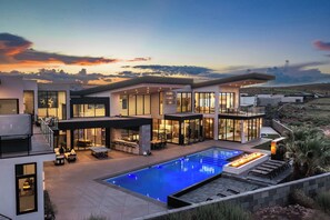 A modern house with a swimming pool, large windows, and a patio area. - Eleanor at Copper Rock Golf Course, Private Pool, 2 Hot Tubs, Basketball Court, and more (Hurricane)