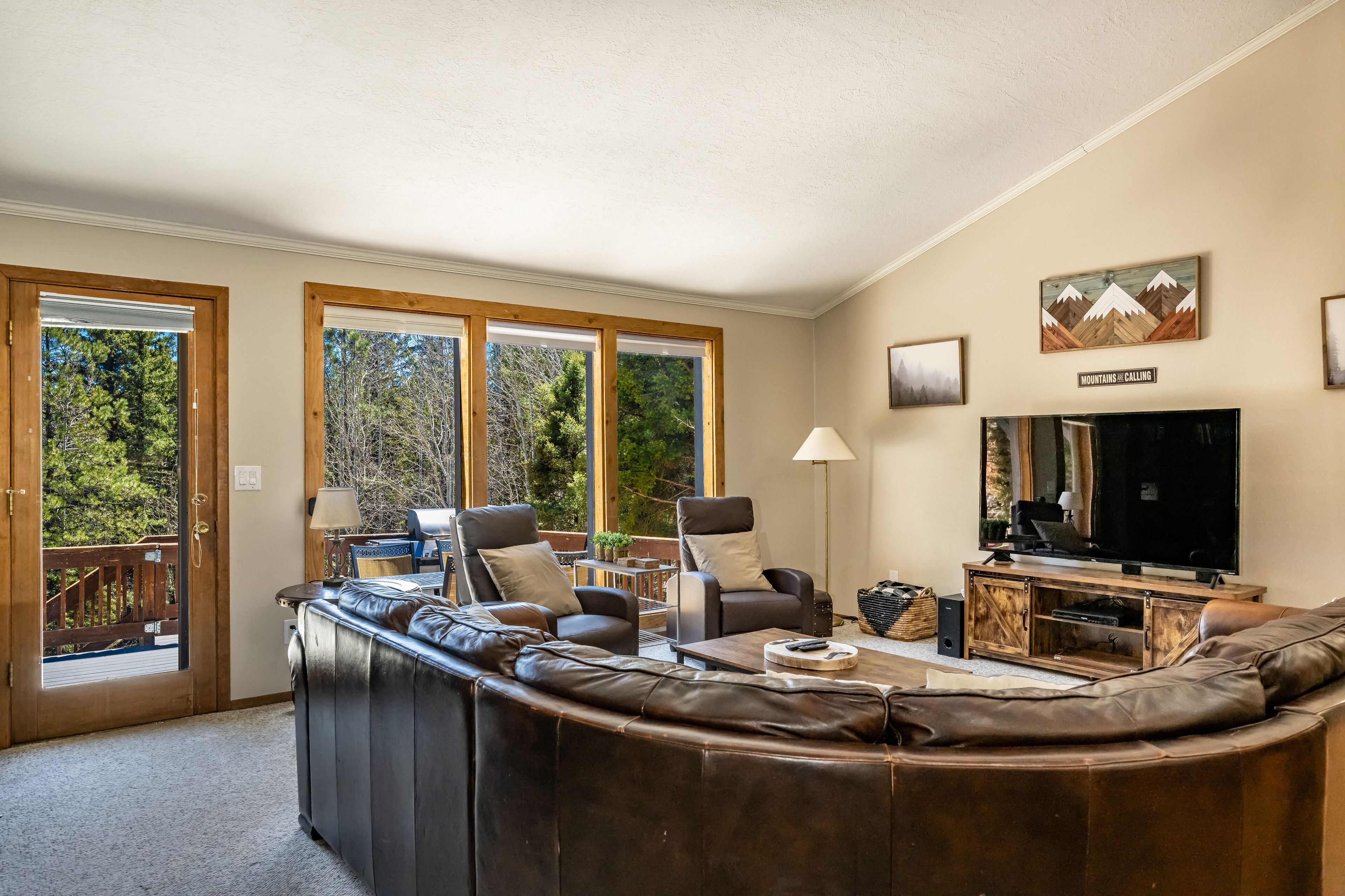 Beautiful, 6-bedroom mountain home with hot tub, deck and fire pit!