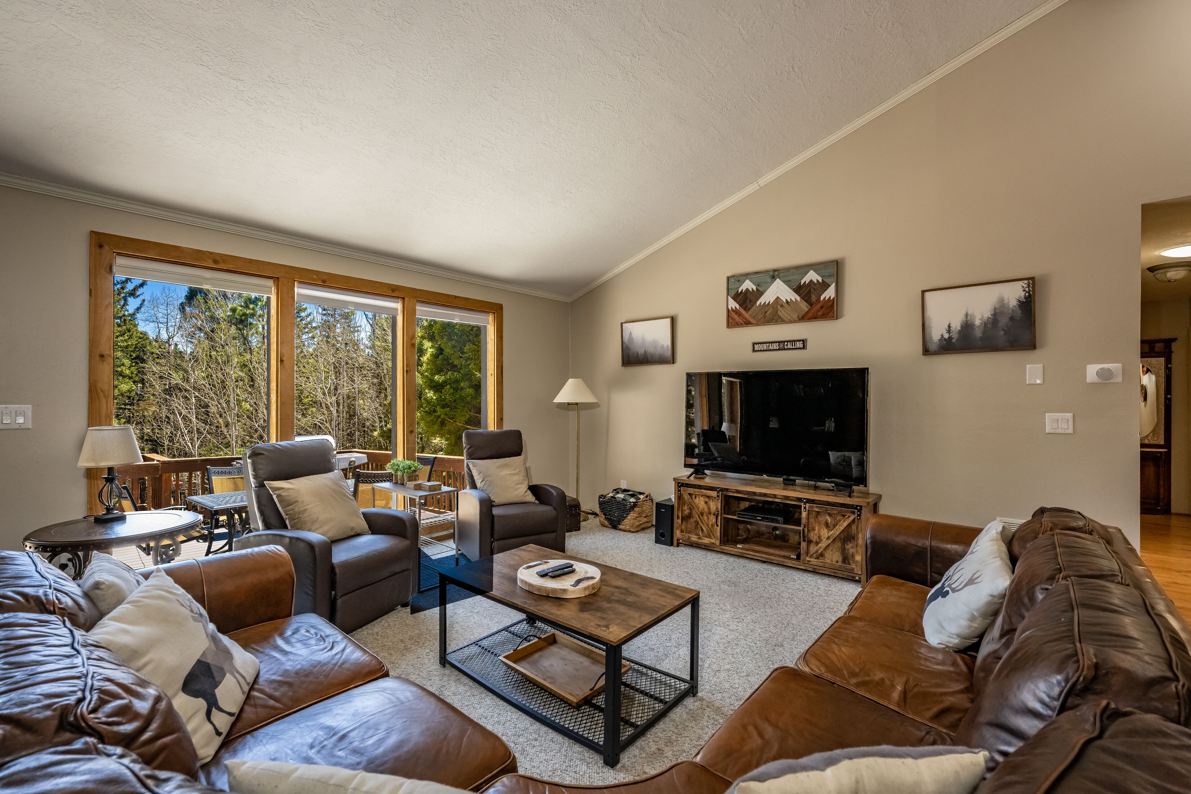 Beautiful, 6-bedroom mountain home with hot tub, deck and fire pit!