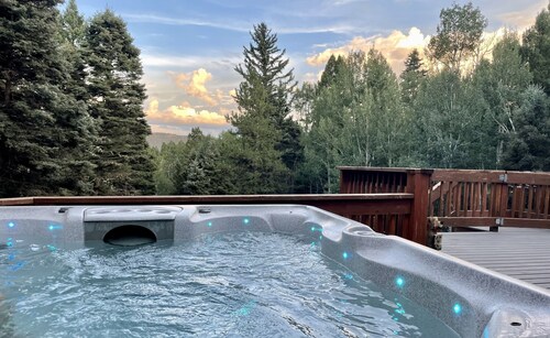 Beautiful, 6-bedroom mountain home with hot tub, deck and fire pit!