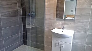 Bathroom - M033 Achill Gatehouse By The Greenway-4 Bedroom-Sleeps 8 (Westport)