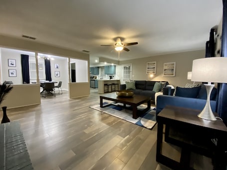 Smart TV. 3 bed 2 bath single level home in Kernersville