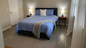 3 dormitorios, escritorio, tabla de planchar con plancha y cuna de viaje