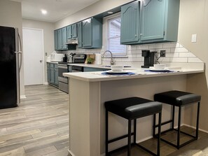 Kjøleskap, mikrobølgeovn, ovn og oppvaskmaskin