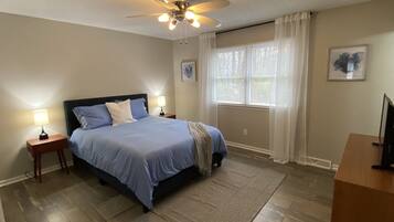 3 habitaciones, escritorio y tabla de planchar con plancha