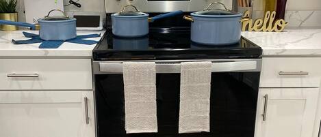 冷蔵庫、電子レンジ、オーブン、コンロ