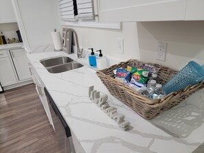 冷蔵庫、電子レ ンジ、オーブン、コンロ