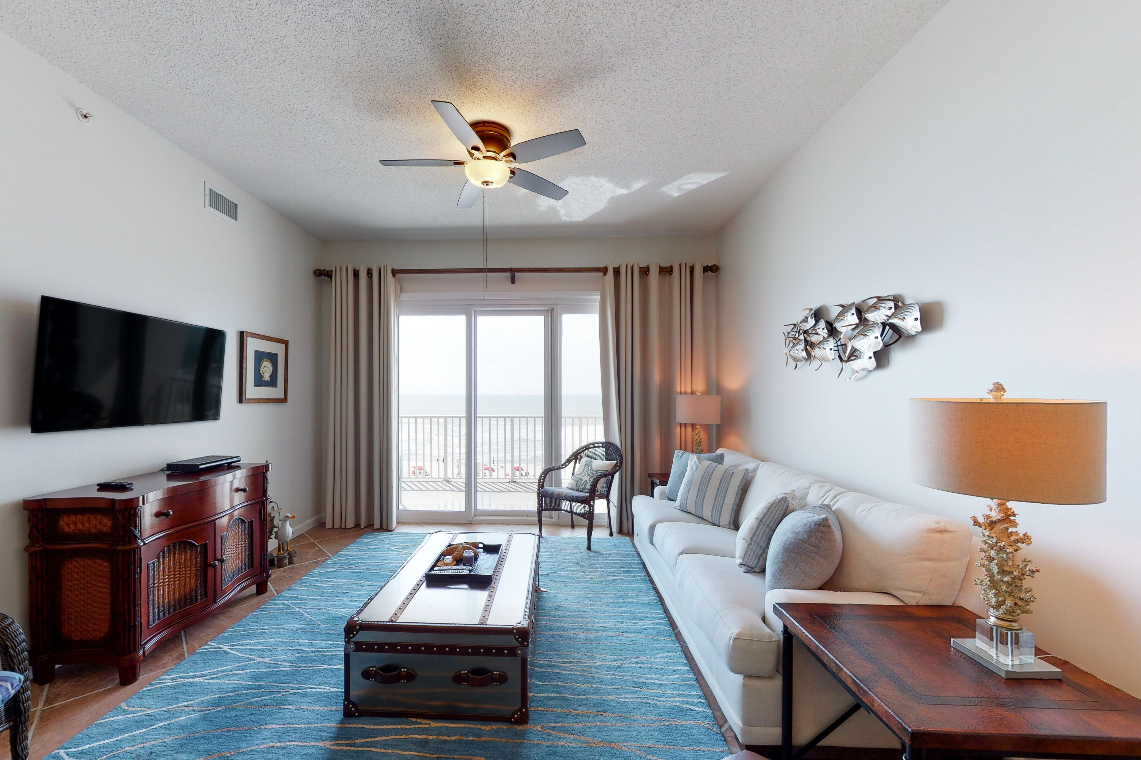 Oceanfront condo with pool, hot tub, fast WiFi, AC & private WD