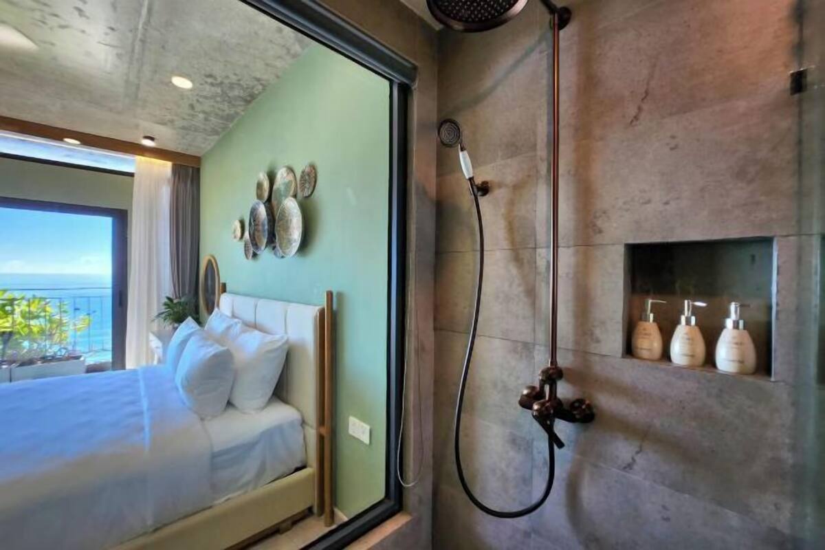 Luxe beddengoed, pillowtop-bedden, een minibar, een kluis op de kamer