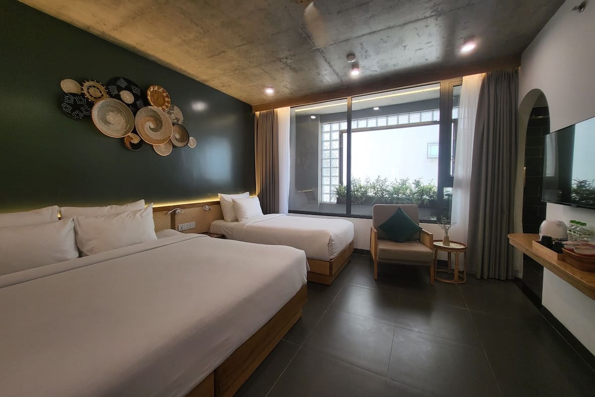Phòng 3 Deluxe | Bộ đồ giường cao cấp, nệm có lớp đệm bông, minibar