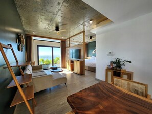 Studio Ocean View | Oppholdsområde | En 43-tommers smart-TV med kabel-kanaler samt TV