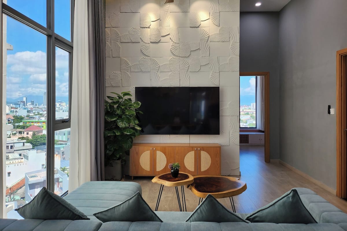 Apartment Ocean View | 거실 공간 | 케이블 채널 시청이 가능한 43인치 스마트 TV, TV