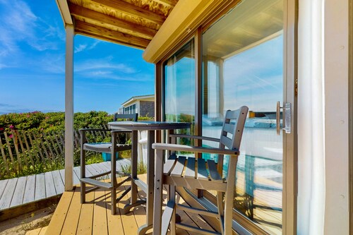Oceanfront oasis with kitchenette, bay-view patio & AC - dog-friendly