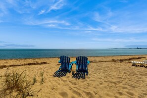 On the beach - Oceanfront oasis with kitchenette, bay-view patio & AC - dog-friendly (North Truro)