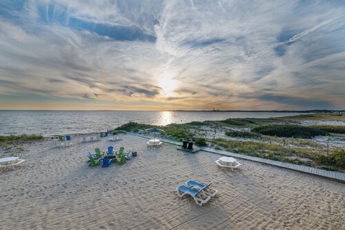 Oceanfront escape at Sandbars with stunning view, AC & alfresco dining - dogs OK