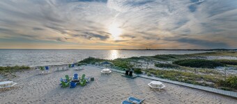 Oceanfront escape at Sandbars with stunning view, AC & alfresco dining - dogs OK
