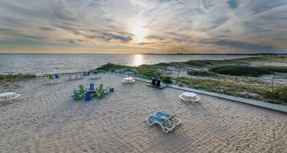 Oceanfront escape at Sandbars with stunning view, AC & alfresco dining - dogs OK
