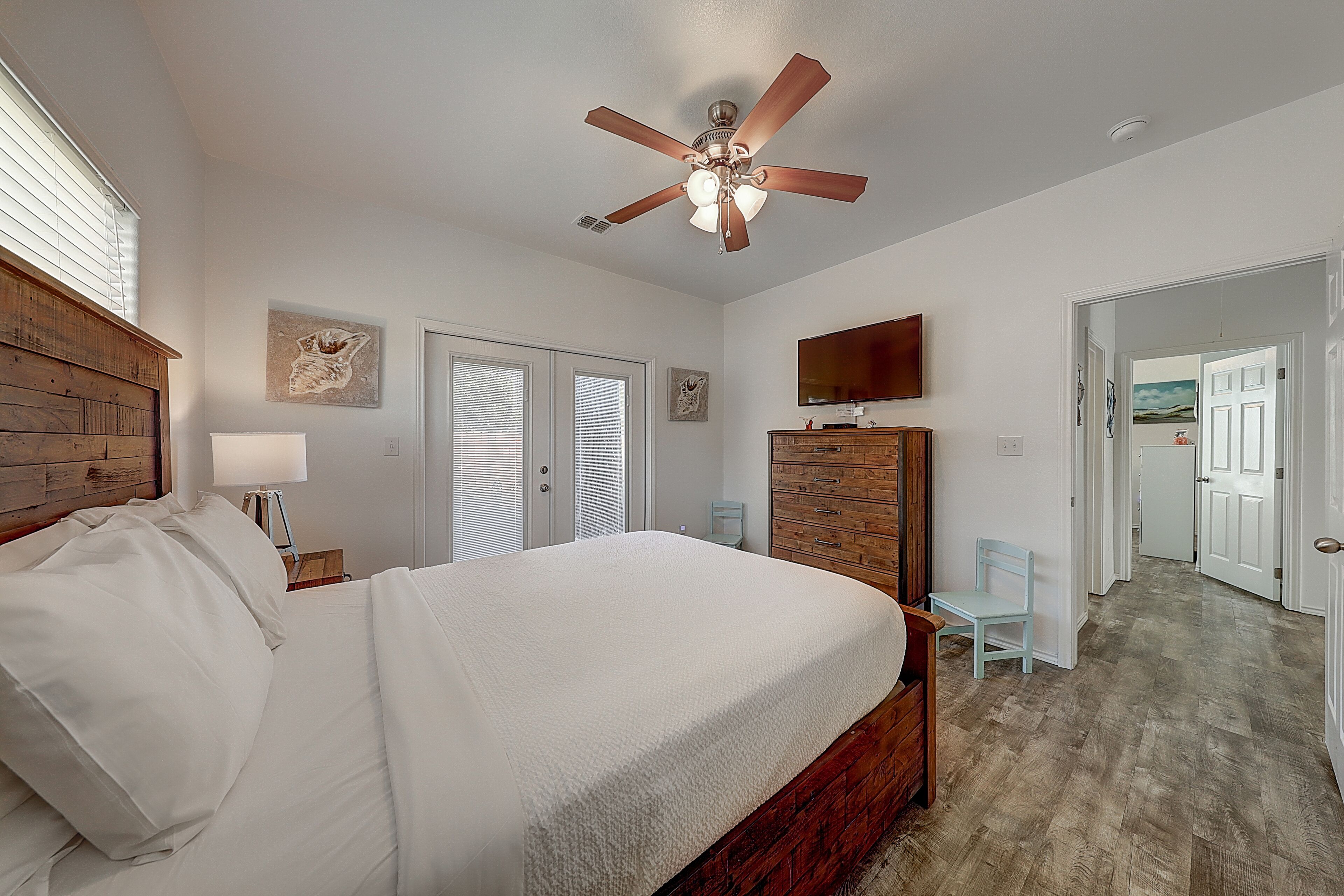 Darling, dog-friendly house with central AC, patio & fenced yard