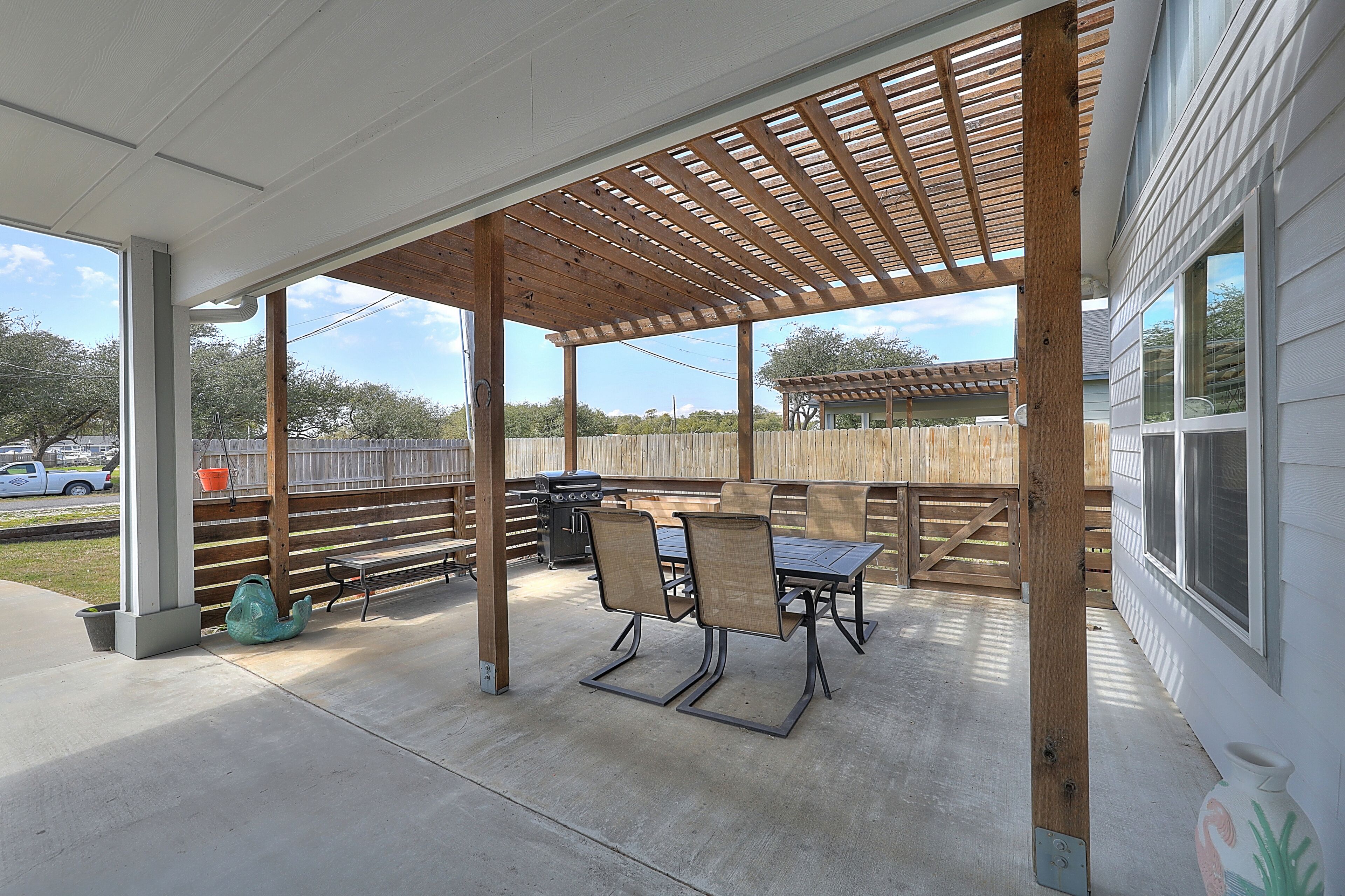 Darling, dog-friendly house with central AC, patio & fenced yard