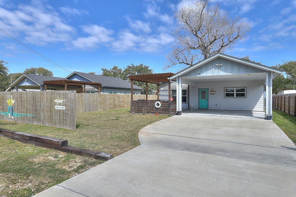 Darling, dog-friendly house with central AC, patio & fenced yard