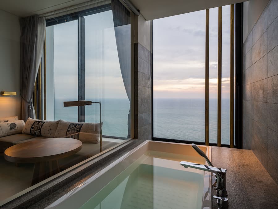 Superior Twin Room, City View | Bathroom