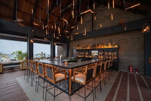 Bar (trong khuôn viên)