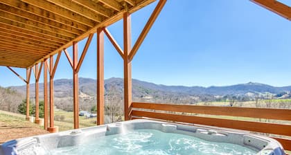 Mountain home with pool table, WiFi, balcony, hot tub, & fireplace – great views