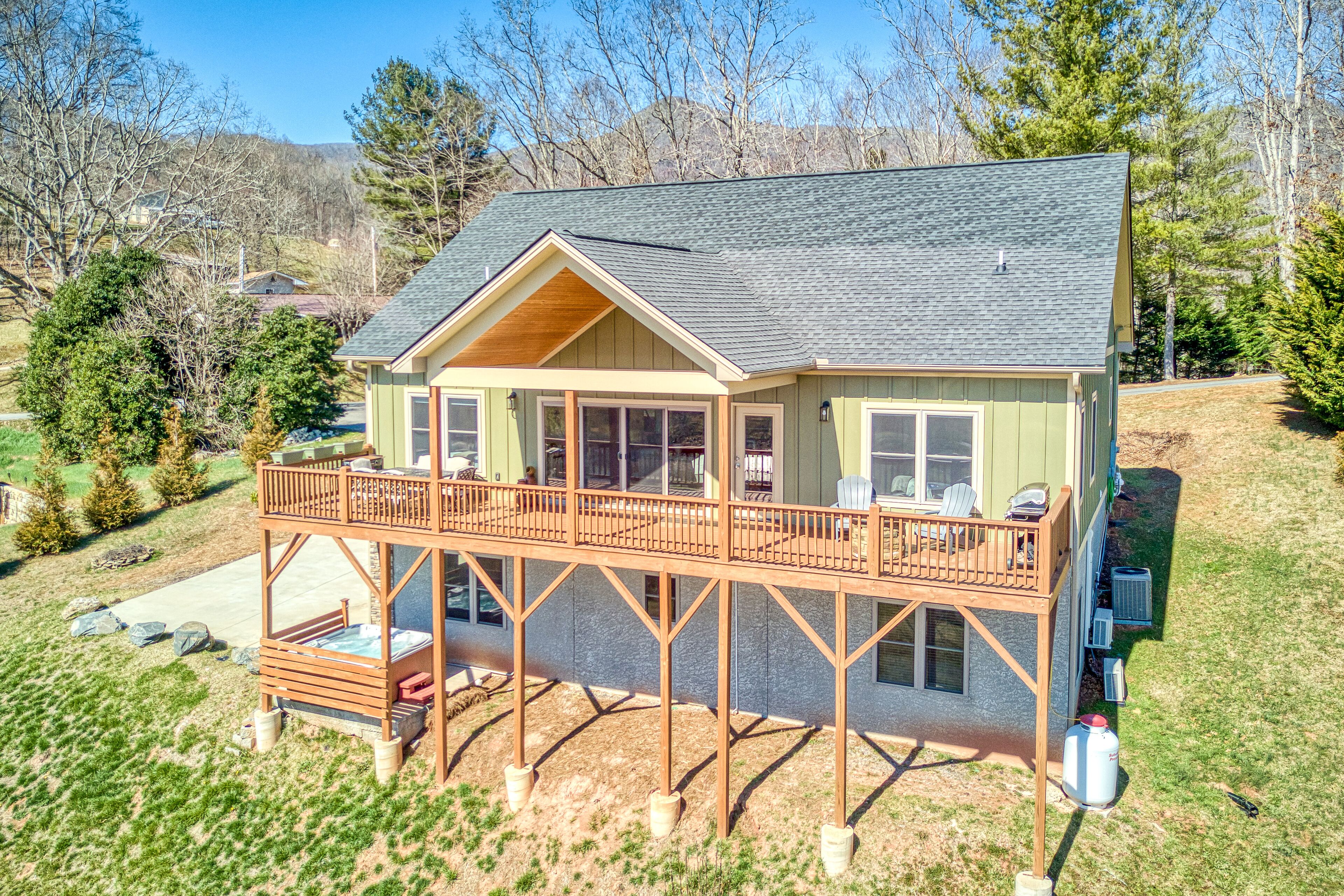 Mountain home with pool table, WiFi, balcony, hot tub, & fireplace – great views