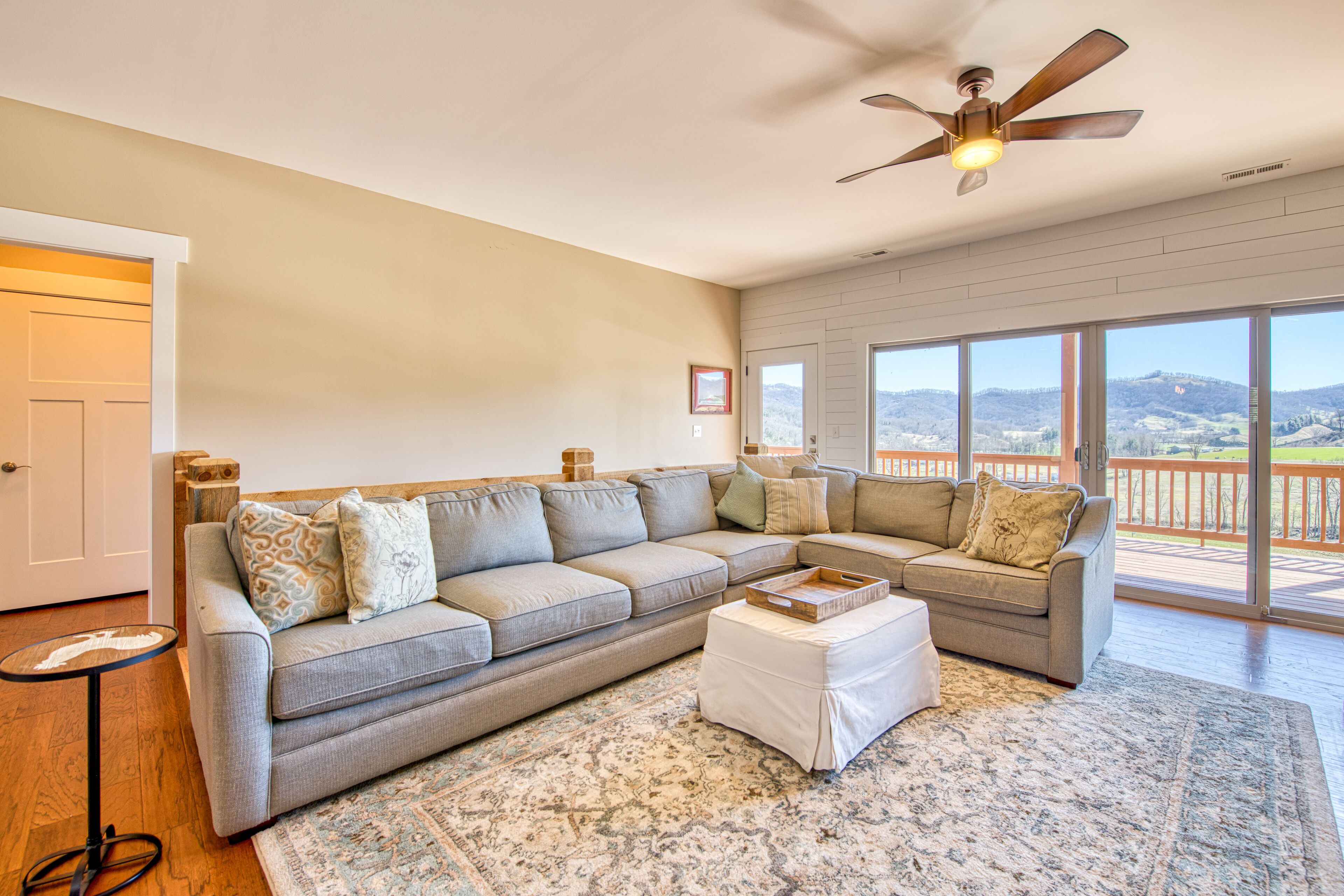 Mountain home with pool table, WiFi, balcony, hot tub, & fireplace – great views