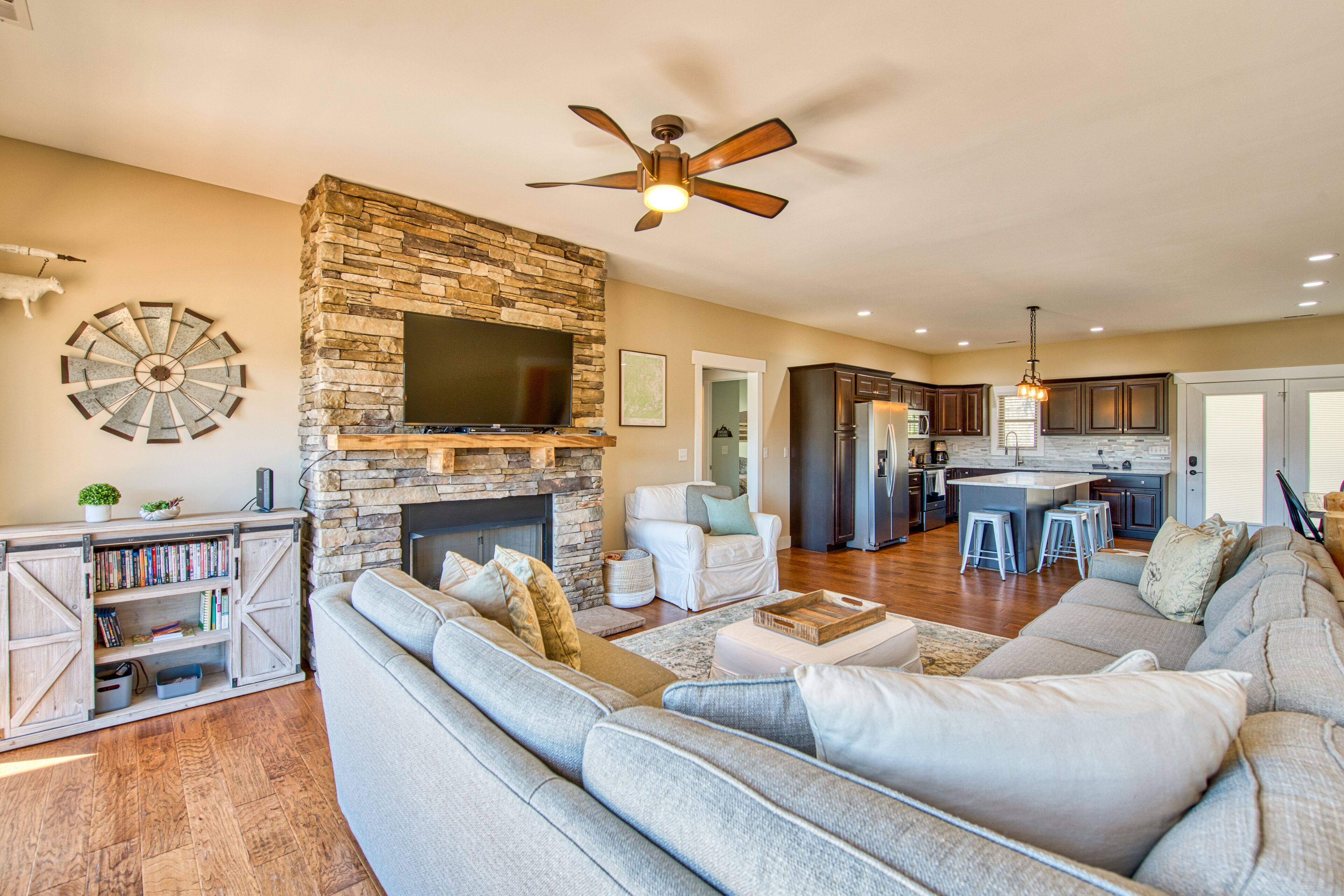 Mountain home with pool table, WiFi, balcony, hot tub, & fireplace – great views