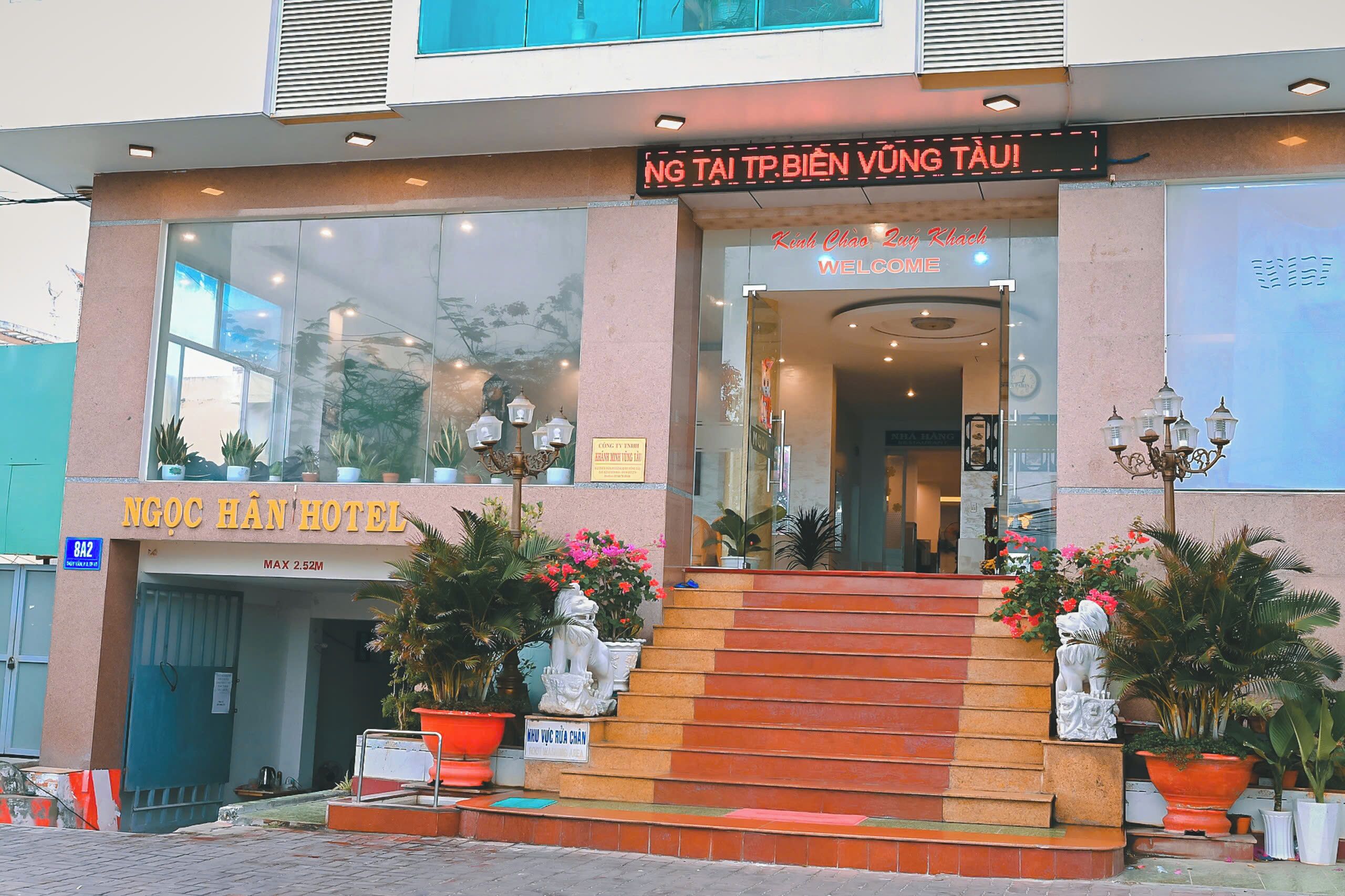 The entrance of Ngoc Hanh Hotel with a sign welcoming visitors.