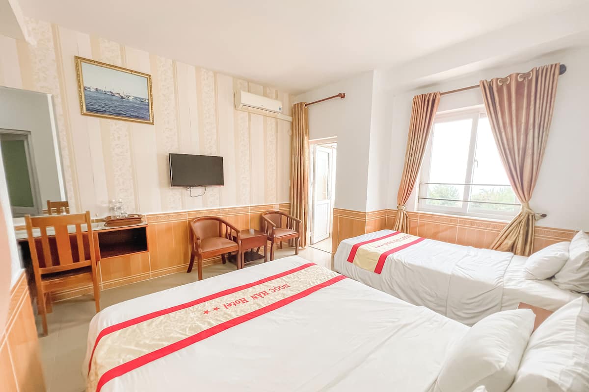 Habitación triple Deluxe, vista a la playa | Ropa de cama de alta calidad, camas con efecto memoria y escritorio