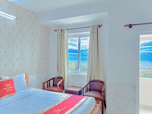 Chambre Double Supérieure, 1 grand lit, vue mer | Literie de qualité supérieure, matelas mémoire de forme, bureau