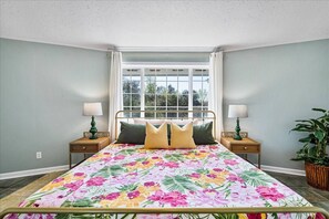 2 bedrooms, iron/ironing board, travel cot, WiFi - Near 30A! Firepit, Beach <1 Mile, Beach Cottage (Panama City Beach)