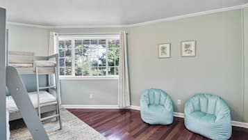 2 bedrooms, iron/ironing board, travel cot, WiFi